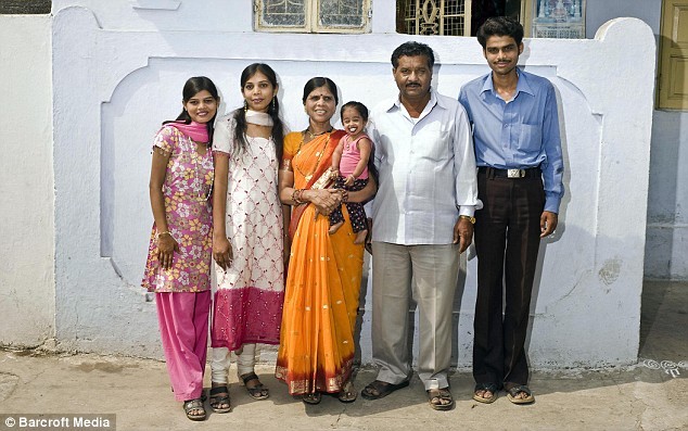 Jyoti Amge và các thành viên trong gia đình